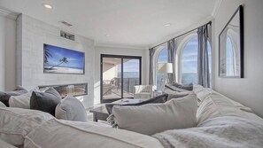 Interior - 412 Seascape by Avantstay Oceanfront + Balcony (Isle of Palms)