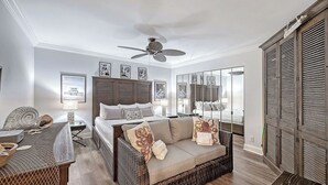 Une chambre à coucher avec un lit, un canapé, un bureau et une armoire.