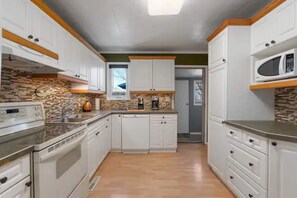 Fridge, microwave, oven, stovetop - Cozy stay with just a 5 minute walk to downtown Drumheller! (Drumheller)
