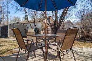 Outdoor dining - Cozy stay with just a 5 minute walk to downtown Drumheller! (Drumheller)