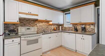 Cozy stay with just a 5 minute walk to downtown Drumheller!