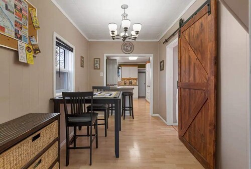 Cozy stay with just a 5 minute walk to downtown Drumheller!