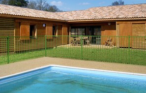 A heated pool - La Metairie Des Bories (Antonne-et-Trigonant)