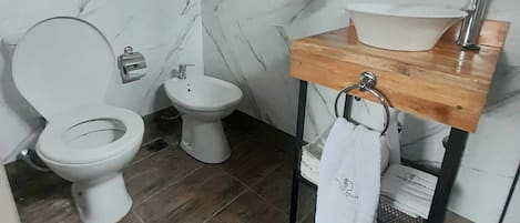Douche, sĂšche-cheveux, bidet, serviettes fournies