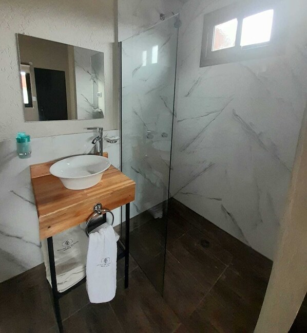 Douche, sèche-cheveux, bidet, serviettes fournies