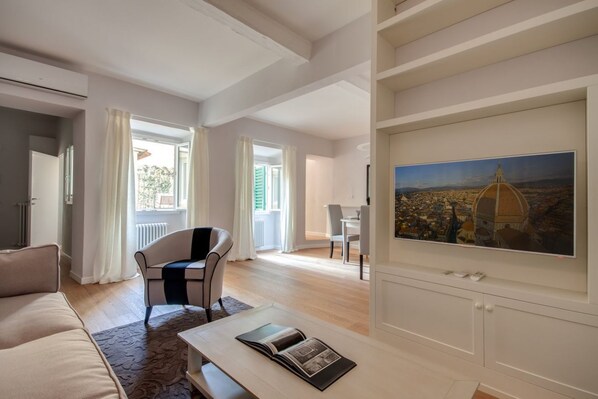 TV - Apartaments Florence - San Miniato Guelfo with balcony (Firenze)