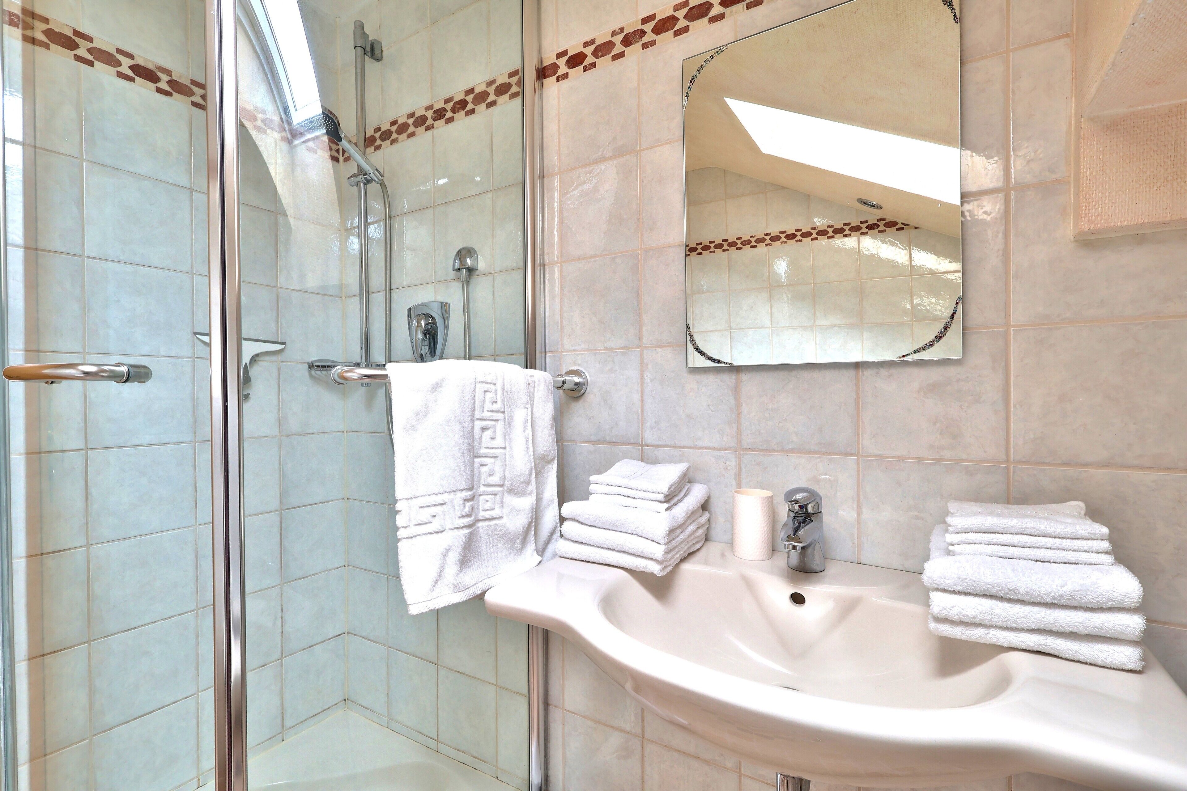 Dusche, Bidet, Handtücher, Seife