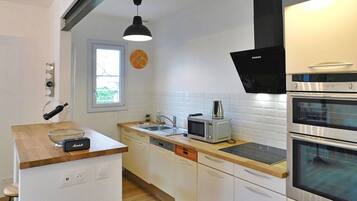 Een koelkast, een oven, een kookplaat, een vaatwasser