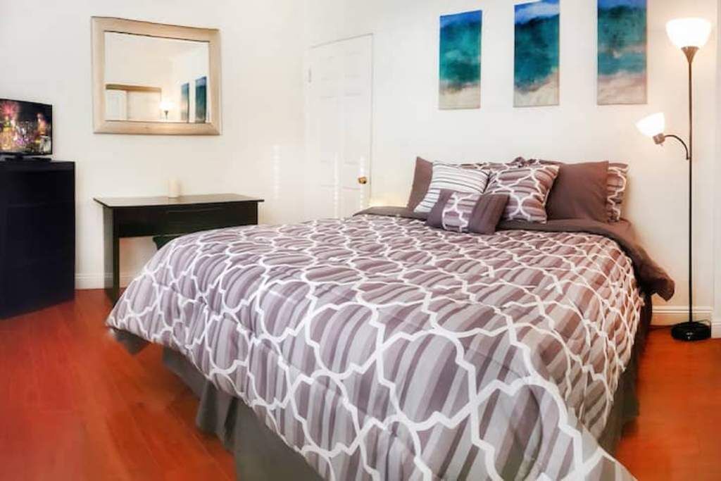 3 bedrooms, desk, iron/ironing board, travel crib