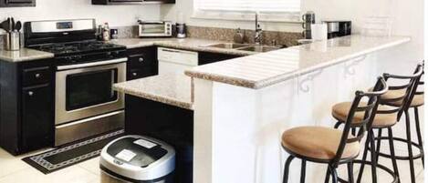 Kühlschrank, Mikrowelle, Ofen, Geschirrspüler