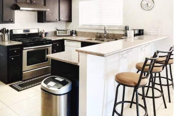 Een koelkast, een microgolfoven, een oven, een vaatwasser