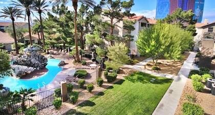 Upgraded Tropical Oasis! Heated Pool, Spa & Gym, Walk to Strip!