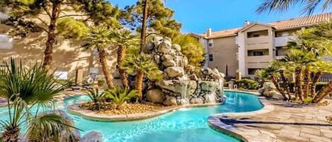 Een buitenzwembad, een verwarmd zwembad