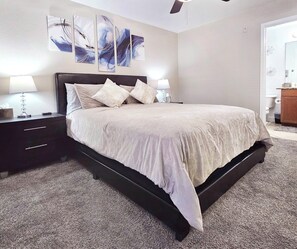 2 bedrooms, desk, iron/ironing board, travel cot - Upgraded Tropical Oasis! Heated Pool, Spa & Gym, Walk to Strip! (Las Vegas)