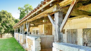 A historical building with stone walls and wooden beams. - Gorgeous home in CAMPSEGRET with WiFi (CAMPSEGRET)