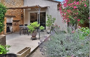 Outdoor dining - Cozy home in Cavillargues (Cavillargues)