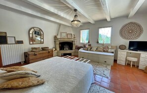 3 bedrooms, travel cot, free WiFi - La Bastide De La Provence Ver. (La Roquebrussanne)