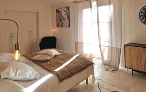 5 bedrooms, free WiFi, bed sheets