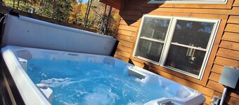 Gorgeous dog-friendly cabin with great view, deck, hot tub, & gas fireplace