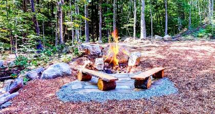 Gorgeous dog-friendly cabin with great view, deck, hot tub, & gas fireplace