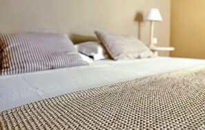 3 bedrooms, travel crib, free WiFi, bed sheets - Gorgeous home in Robion with WiFi (Robion)