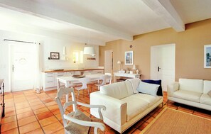 TV, DVD player - Gorgeous home in Robion with WiFi (Robion)