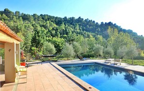 A heated pool - Nice home in Caseneuve (Caseneuve)