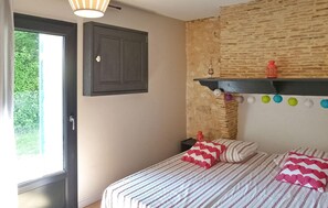 4 bedrooms, travel cot, free WiFi, bed sheets