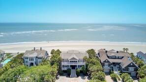 Une propriété située en bord de mer, comprenant plusieurs maisons, une piscine et offrant une vue sur l’océan.