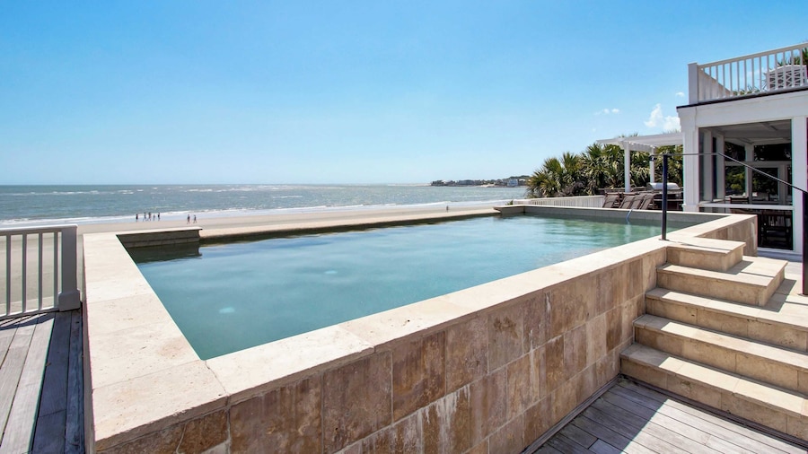 114 Ocean Boulevard by Avantstay Beachfront Infinity Pool Basketball Court Recently Renovated!