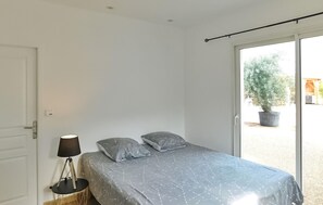 3 bedrooms, free WiFi, bed sheets - Lovely home in Cours De Pile (Cours De Pile)
