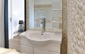 Shower - Lovely home in Cours De Pile (Cours De Pile)