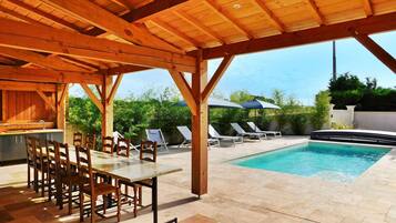 Een verwarmd zwembad