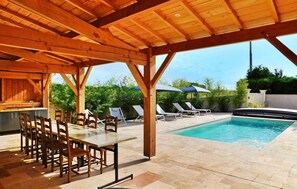 A heated pool - Lovely home in Cours De Pile (Cours De Pile)