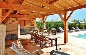 Outdoor dining - Lovely home in Cours De Pile (Cours De Pile)