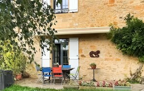 Outdoor dining - Amazing home in Saint-Jory-las-Bloux (Saint-Jory-las-Bloux)