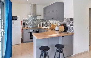 Réfrigérateur, un four, surface de cuisson, lave-vaisselle