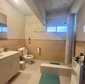 Umweltfreundliche Kosmetikartikel, Handtücher, Seife, Shampoo