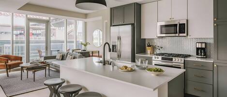 Full-sized fridge, stovetop, dishwasher, coffee/tea maker