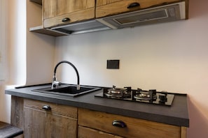 Fogão, cooktop, talheres/pratos/utensílios de cozinha