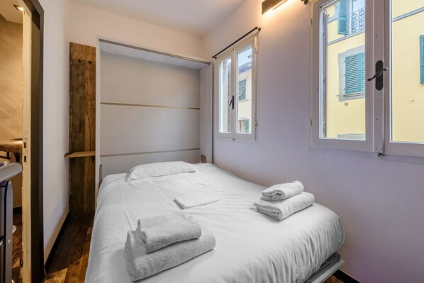 1 chambre, fer et planche à repasser, draps fournis