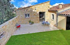 Outdoor dining - Stunning home in Saint Victor La Coste (Saint Victor La Coste)