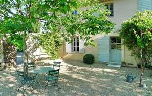 Outdoor dining - Amazing home in Puyricard (Puyricard)