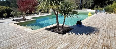 Lämmitetty uima-allas