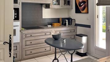 Een koelkast, een oven, een kookplaat, een vaatwasser