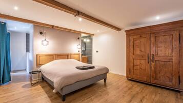 3 bedrooms, travel crib, free WiFi, bed sheets