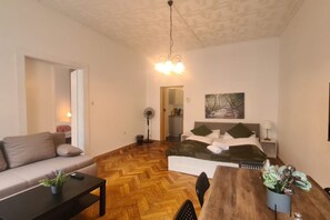 3 chambres, fer et planche à repasser, Wi-Fi, draps fournis
