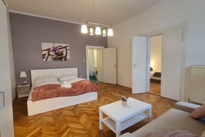 3 chambres, fer et planche à repasser, Wi-Fi, draps fournis