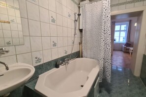 Een douche, een haardroger, handdoeken, zeep