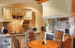 Kjøleskap, ovn, kokeplater og oppvaskmaskin